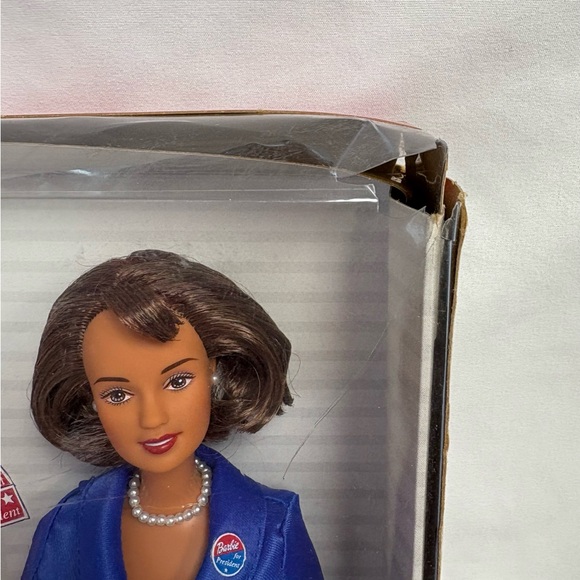 Barbie for President 2000 Doll Toys R' Us Exclusive Brunette 27305 Mattel New - Picture 2 of 10